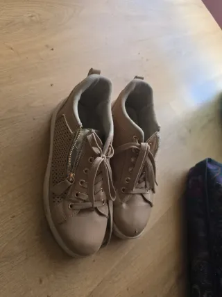 Zapatos beige mujer con cremallera y detalles dora