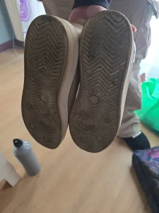 Zapatos beige mujer con cremallera y detalles dora