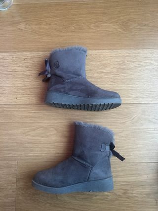 Botas abrigadas grises con lazo