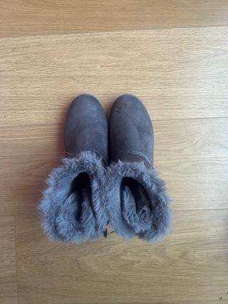 Botas abrigadas grises con lazo