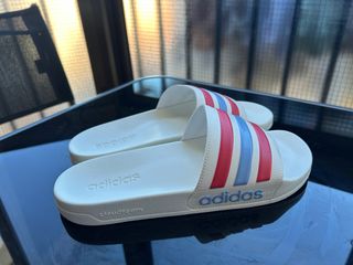 Chanclas Adidas Blancas Tiras Rojas y Azules
