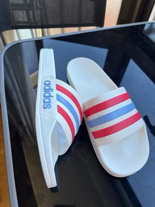 Chanclas Adidas Blancas Tiras Rojas y Azules