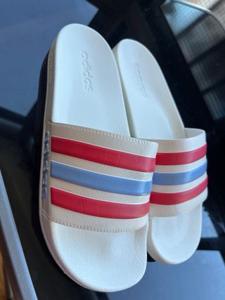Chanclas Adidas Blancas Tiras Rojas y Azules