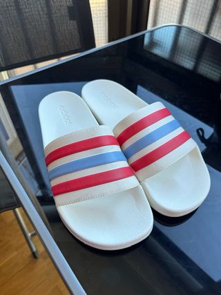 Chanclas Adidas Blancas Tiras Rojas y Azules