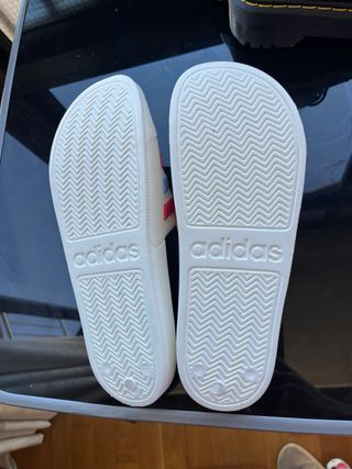 Chanclas Adidas Blancas Tiras Rojas y Azules