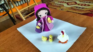 Nacimiento crochet: mujer, gallina y pollitos