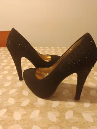 Zapatos de tacón negros con pedrería talla 36