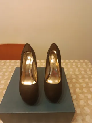 Zapatos de tacón negros con pedrería talla 36