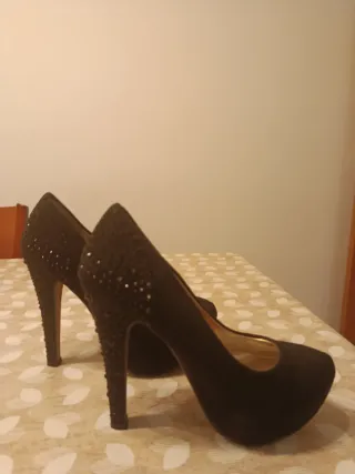 Zapatos de tacón negros con pedrería talla 36