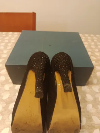 Zapatos de tacón negros con pedrería talla 36