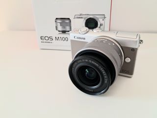 Cámara Canon EOS M100 con caja