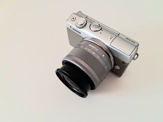 Cámara Canon EOS M100 con caja