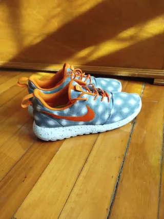 Nike Roshe Run grises y naranjas