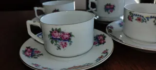 Set da caffè. 6 tazze e piatti. Antichi