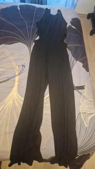 Mono negro con aberturas