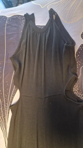 Mono negro con aberturas