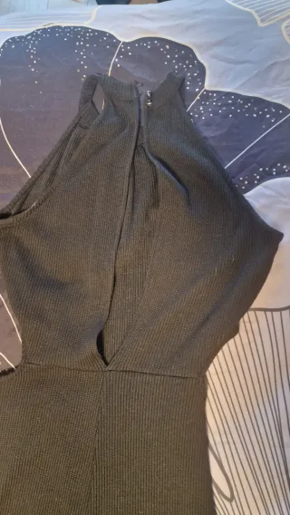 Mono negro con aberturas