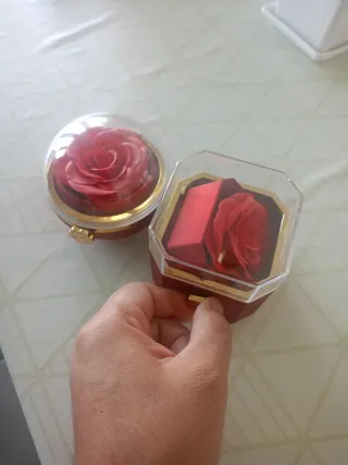 Adorno porta joyas rosa roja