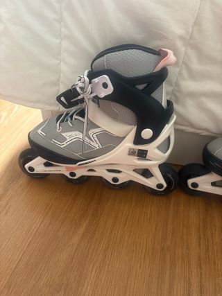 Patines con regalos de cacao y bolsa