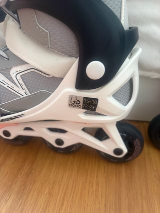 Patines con regalos de cacao y bolsa