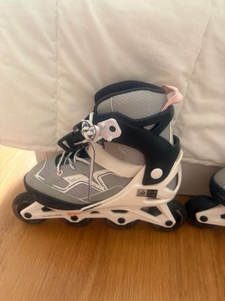 Patines con regalos de cacao y bolsa