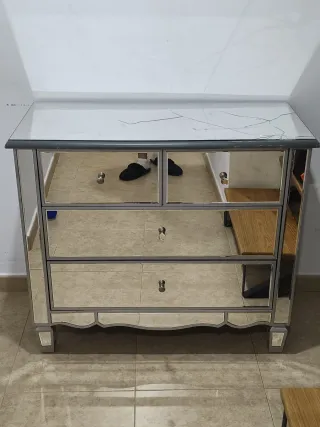 Cómoda de espejos en muy buen estado.