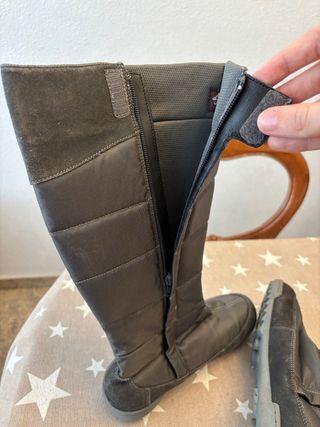 Botas de nieve marrones y grises
