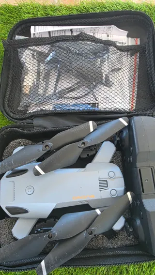 Dron gris y negro con hélices