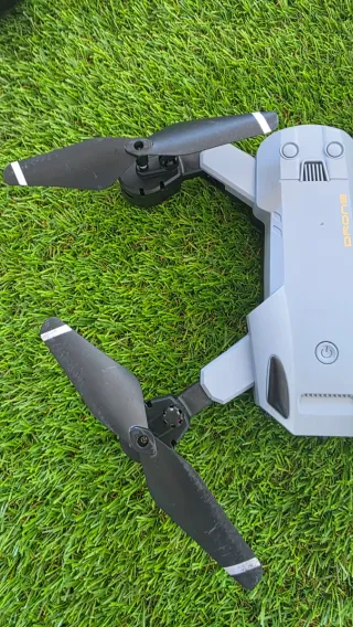 Dron gris y negro con hélices