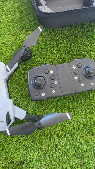 Dron gris y negro con hélices