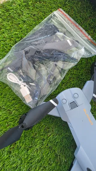 Dron gris y negro con hélices