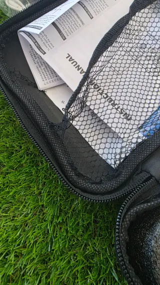 Dron gris y negro con hélices