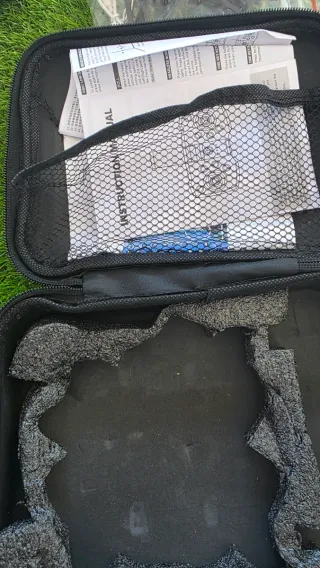 Dron gris y negro con hélices