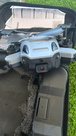 Dron gris y negro con hélices