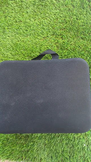 Dron gris y negro con hélices