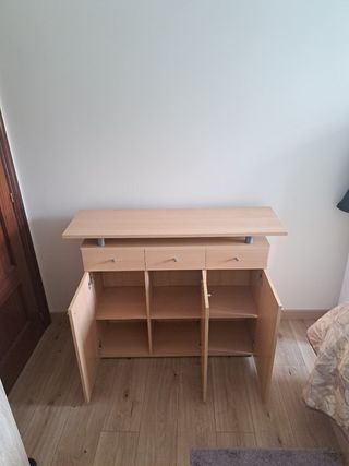 Armario con cajoneras de madera útil para tv
