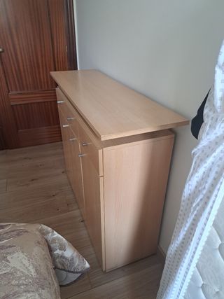 Armario con cajoneras de madera útil para tv