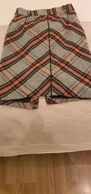 Falda de cuadros gris y roja