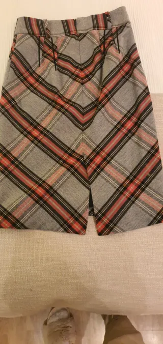 Falda de cuadros gris y roja