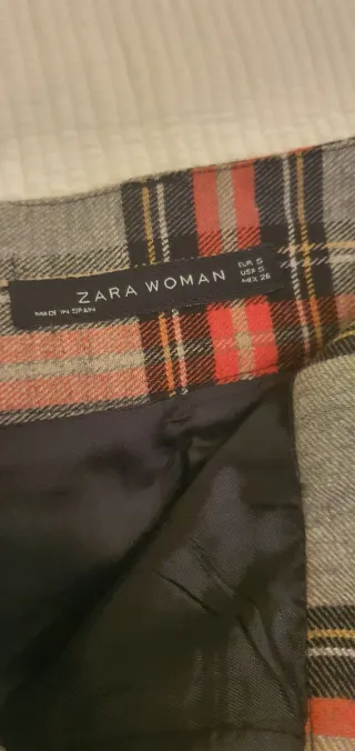 Falda de cuadros gris y roja