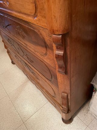 Cajonera clásica de madera y mármol