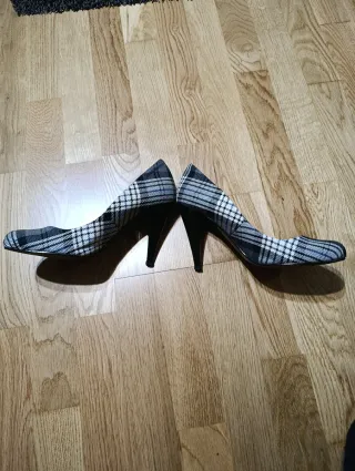 Zapatos Bershka tacón cuadros . Número 40.