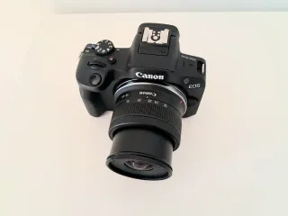 Cámara Canon EOS R100 con objetivo del kit