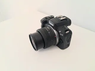 Cámara Canon EOS R100 con objetivo del kit