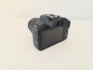 Cámara Canon EOS R100 con objetivo del kit