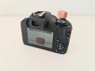 Cámara Canon EOS R100 con objetivo del kit