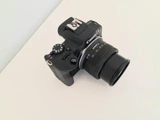 Cámara Canon EOS R100 con objetivo del kit