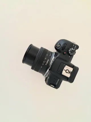 Cámara Canon EOS R100 con objetivo del kit