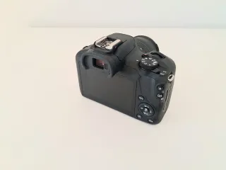 Cámara Canon EOS R100 con objetivo del kit