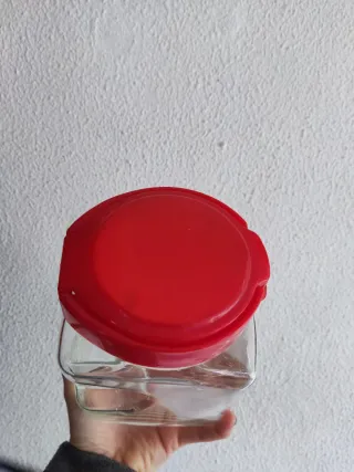 Frasco de vidro com tampa vermelha